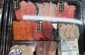 Reconstruct the ingredients from the reference image as living creatures. Arrange them in the same order, and clearly label each with its...