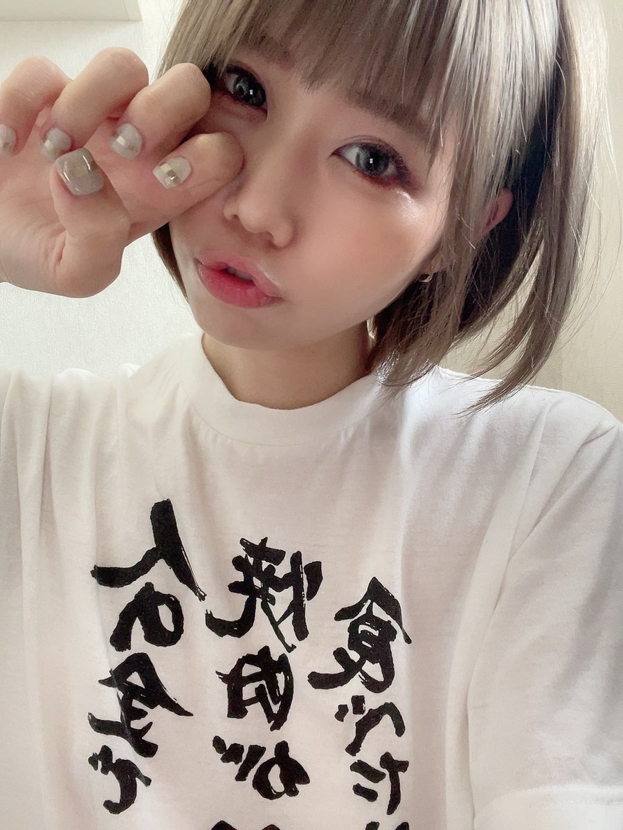 Clothing separated on the bed - Image 2