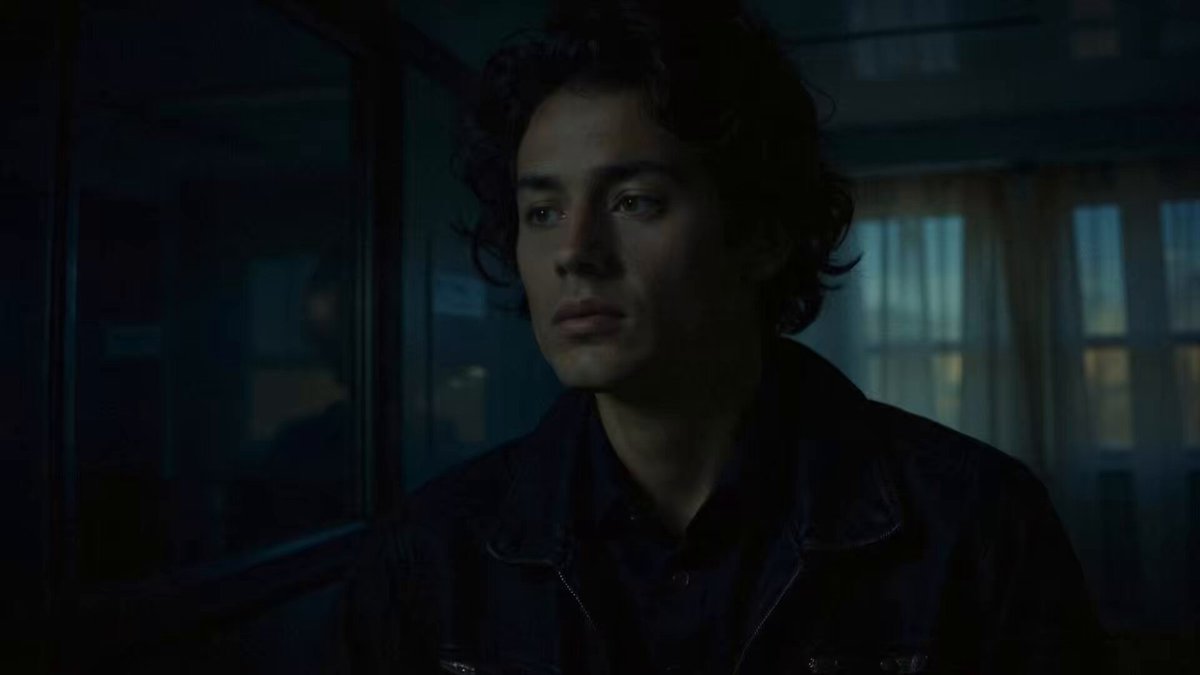 公寓场景中的男人