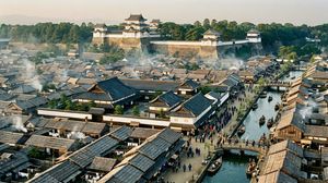 A castle town from the Edo period.

Author: いにしえ@AI Creator｜Will Oldgram
Source: https://x.com/old_pgmrs_will/status/1991707605086138408