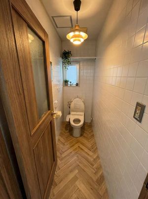 Make the fluorescent lights, floor, and door more stylish.

Author: ＪＯＹ㍿代表｜オフィスデザイン業界最高コスパ｜福士知志
Source: https://x.com/Pucchyo3/status/199...