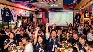 Create an image of Japanese NFL fans cheering for the New England Patriots.

Author: みすり@ÑFŁ垢 NÊ 🌸
Source: https://x.com/misuri_edelman/...