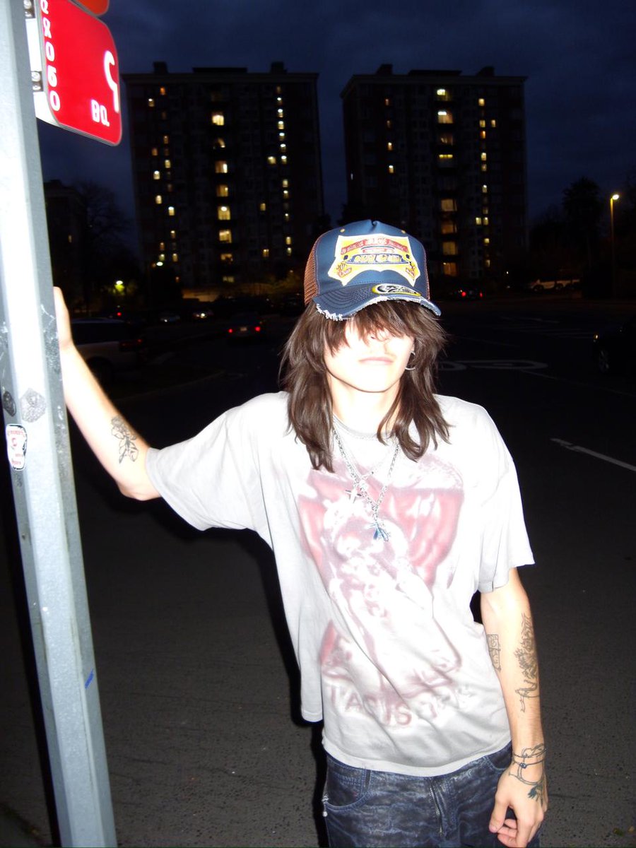 铺在柏油路上的衣物