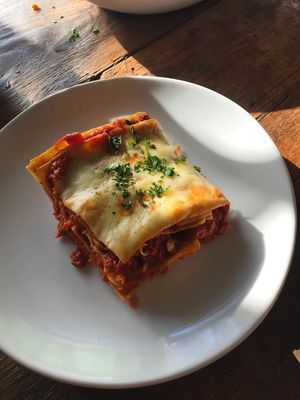 Show all the ingredients for this dish on a plate and label them with their names and quantities.

Author: Higgsfield AI 🧩
Source: https...